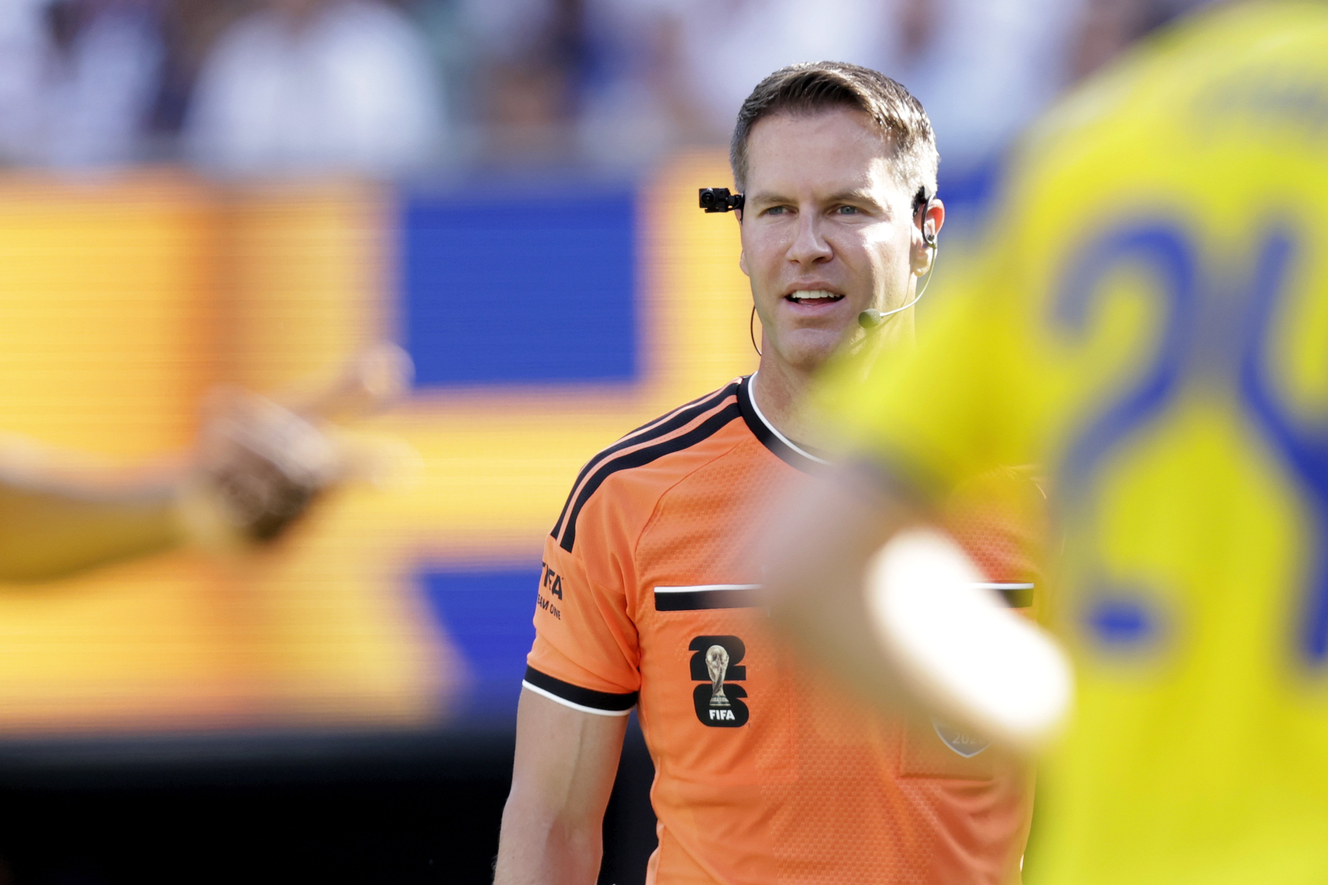 Danny Makkelie is volgens Johan Derksen niet welkom op de begrafenis van de overleden scheidsrechter Rob Dieperink. De uitspraken werden zondagavond gedaan in Vandaag Inside Oranje.