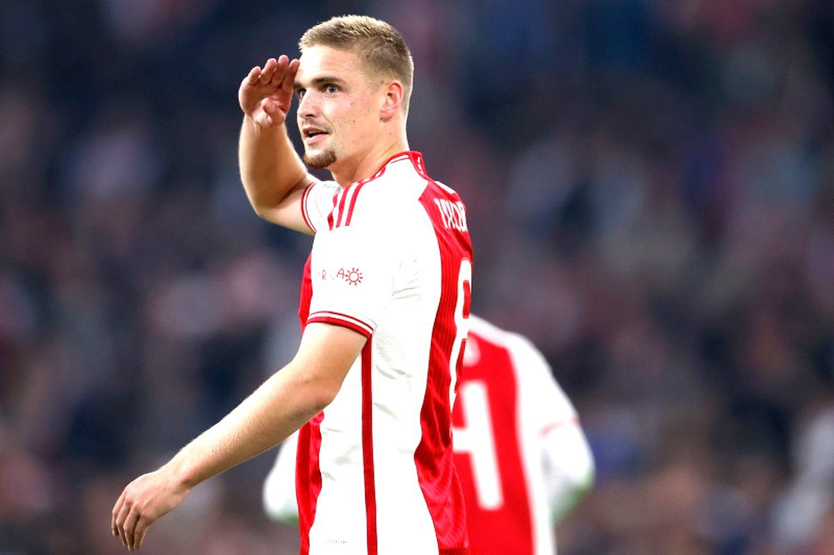 Kenneth Taylor in Ajax-shirt: Maaskant mist zichtbaar plezier bij de middenvelder.