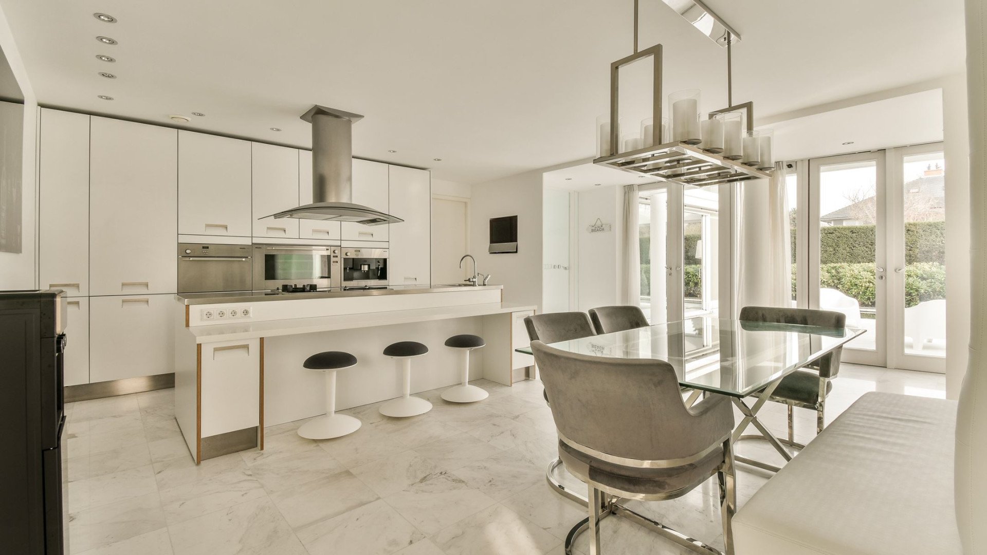 Zien: ex-Feyenoorder Kokcu verkoopt zijn villa in Hoofddorp