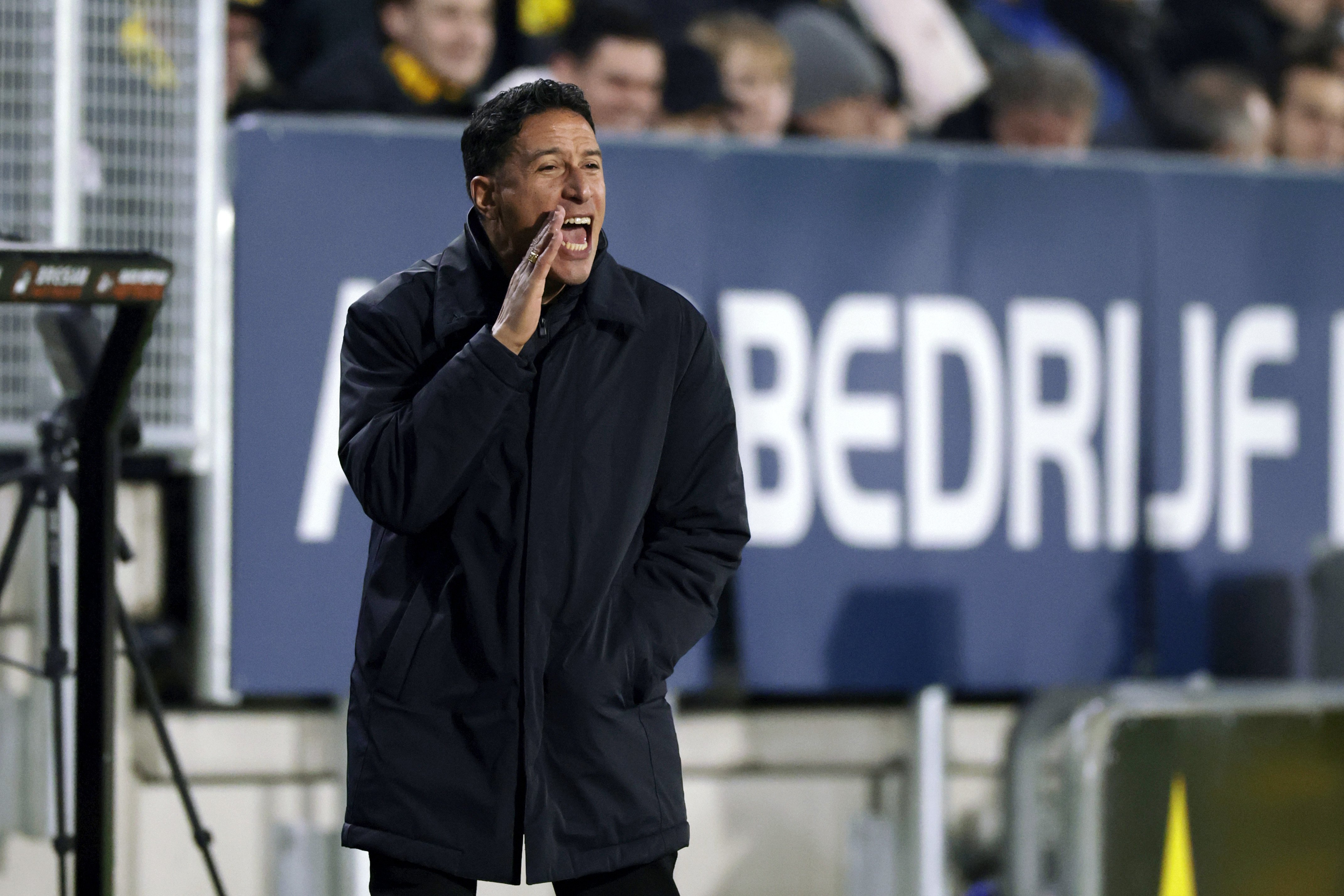 Anthony Correia langs de lijn bij Telstar.