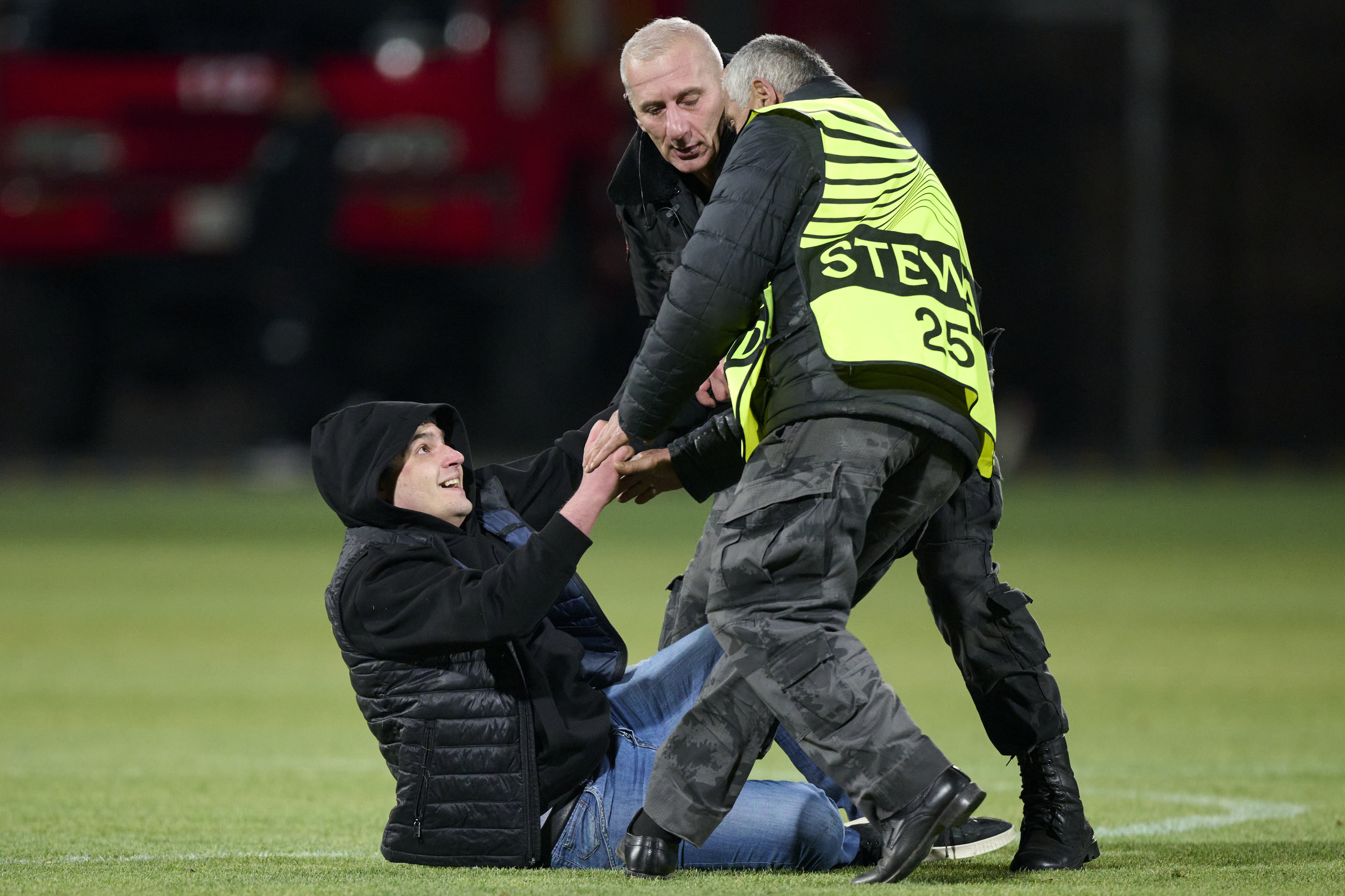 Foto: Veldbestormer in Jerevan bij FC Noah-AZ in de kraag gevat door stewards.