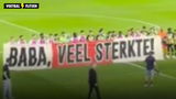 De spelers van Ajax en Vitesse met een spanddoek voor Babangida