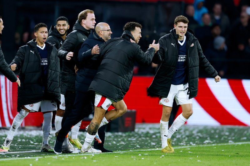 Guus Til en andere PSV-spelers