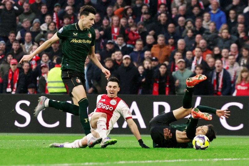 Oscar Gloukh gaat neer na een overtreding