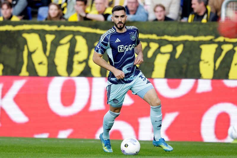 Josip Sutalo aan de bal tegen NAC Breda