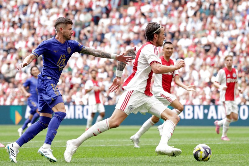 Caio Henrique (in actie tegen Wout Weghorst) kan de volgende Braziliaan in het eerste elftal van Ajax worden.