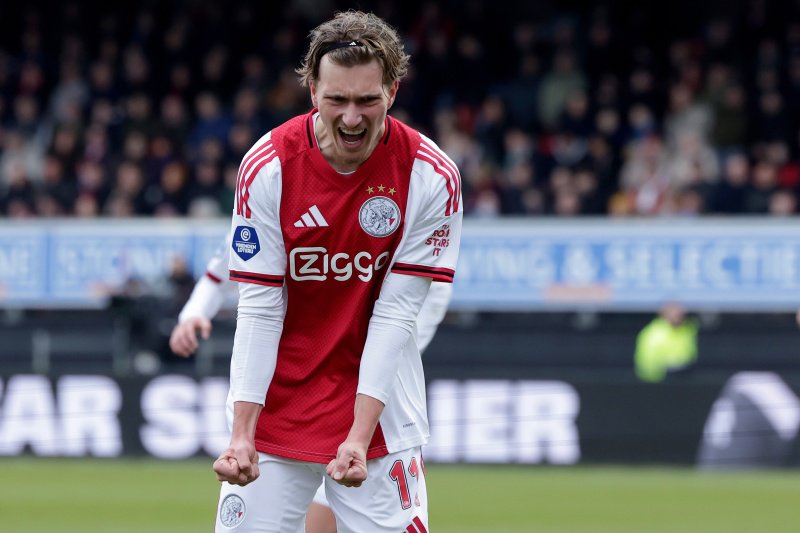 Mika Godts viert zijn doelpunt