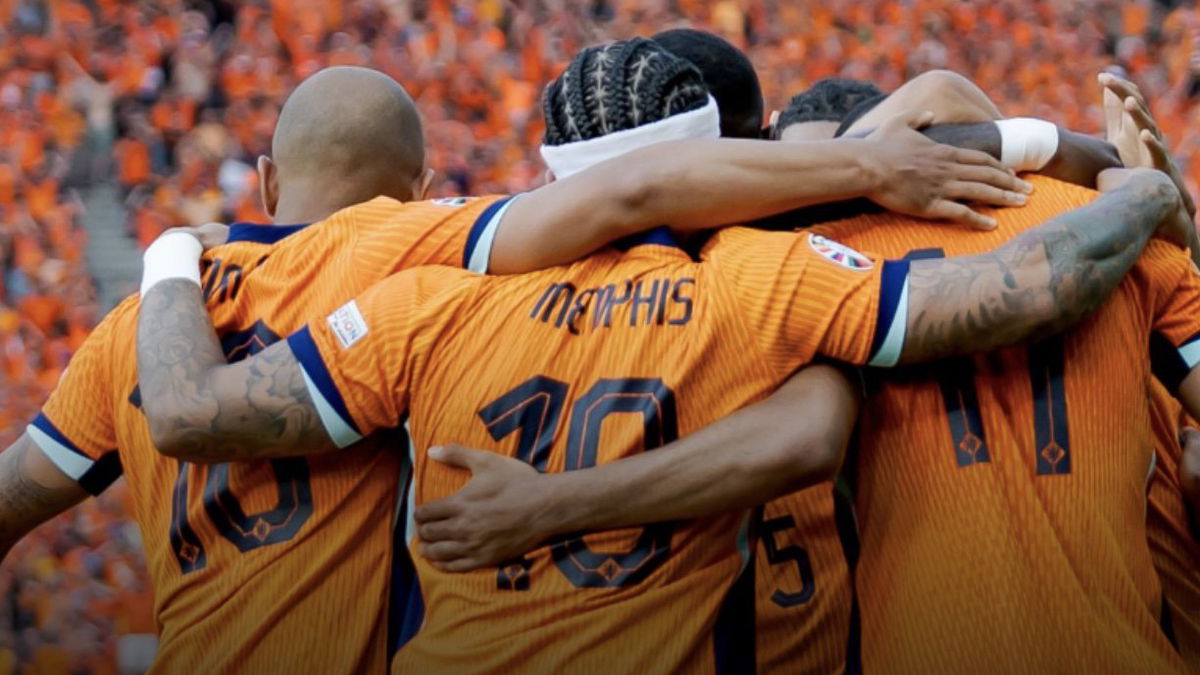 Virgil van Dijk en Ronald Koeman – Oranje kan zich vrijdag bij winst op Polen officieel plaatsen voor het WK 2026 in Noord-Amerika.