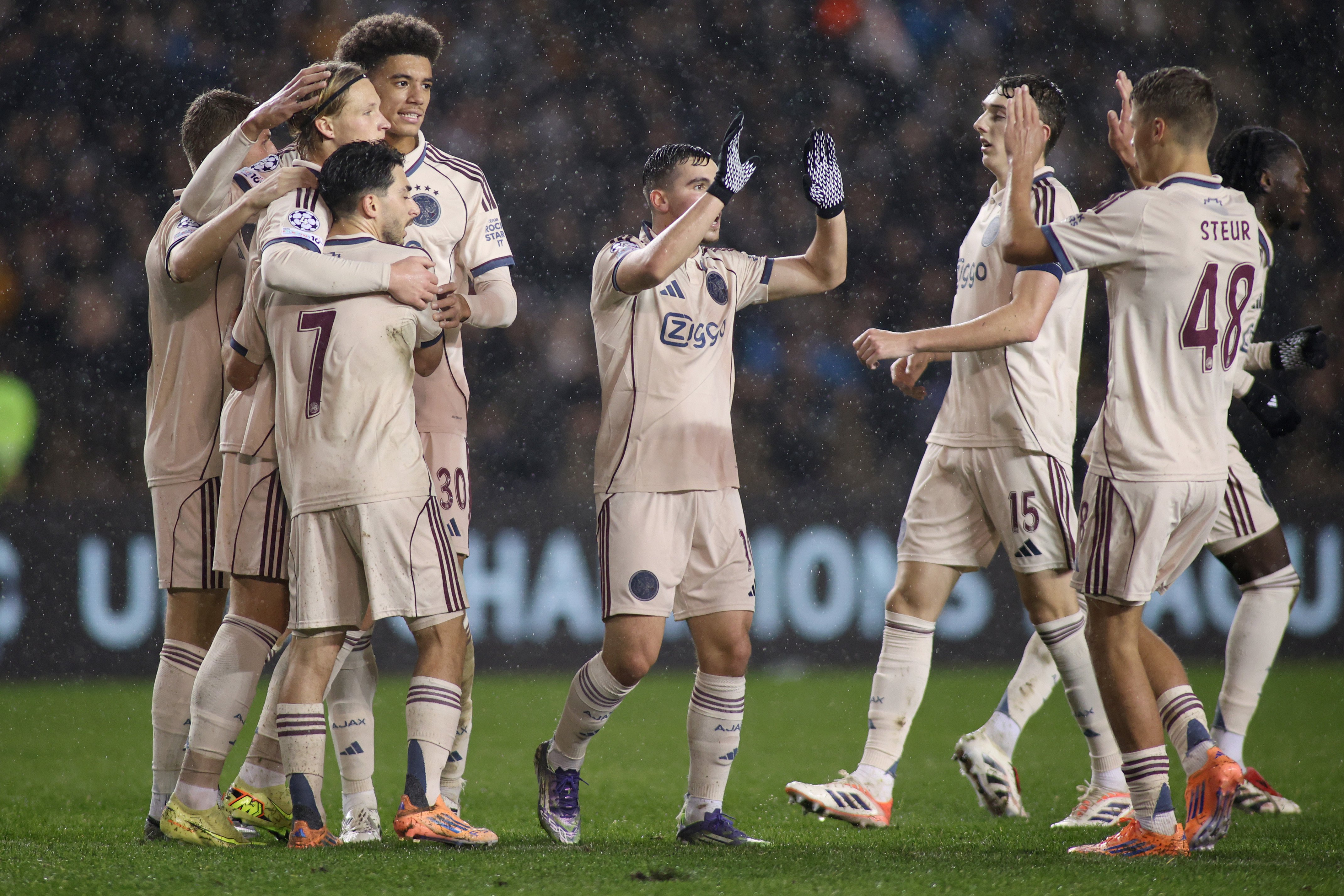 Ajax-spelers vieren een doelpunt tegen Qarabag