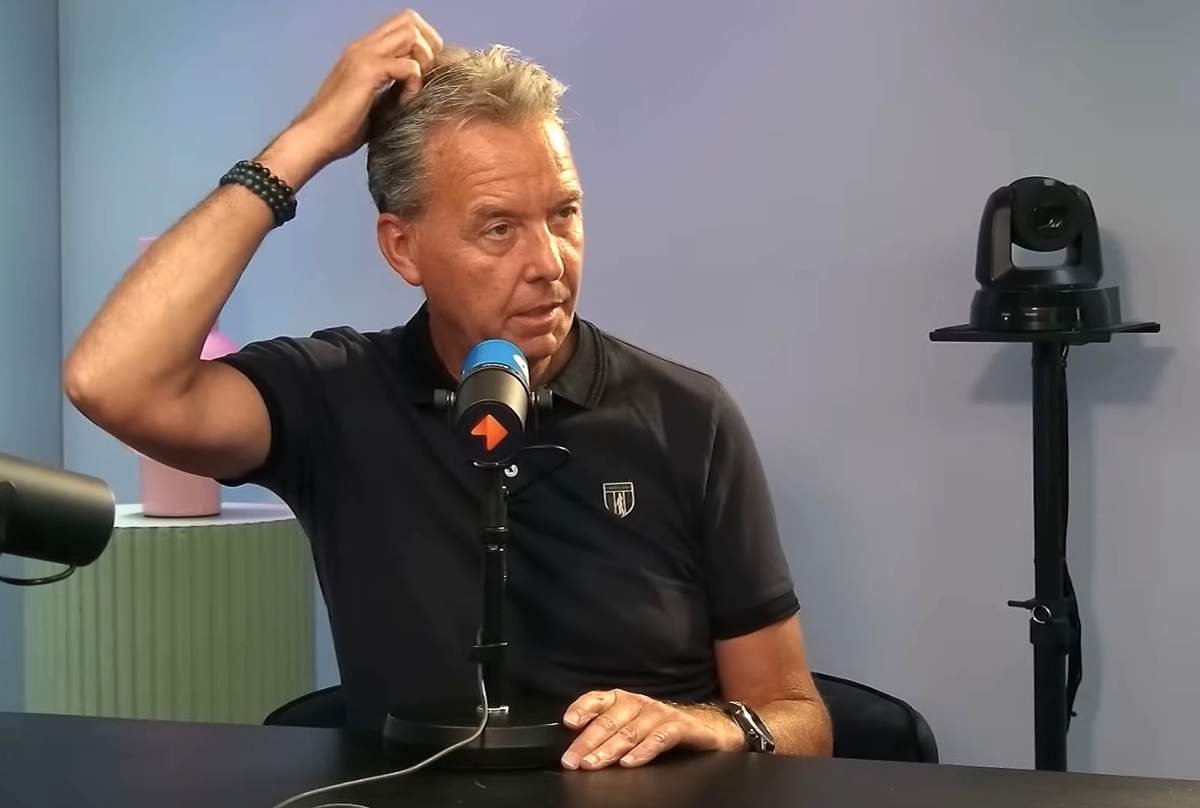 Valentijn Driessen tijdens een opname van de podcast Kick-off van De Telegraaf.