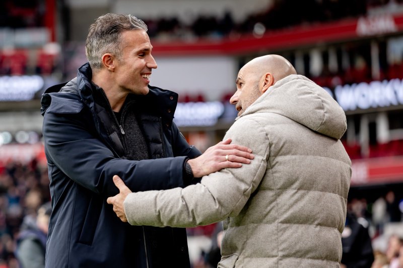 Vriendelijke ontmoeting tussen Robin van Persie en Peter Bosz