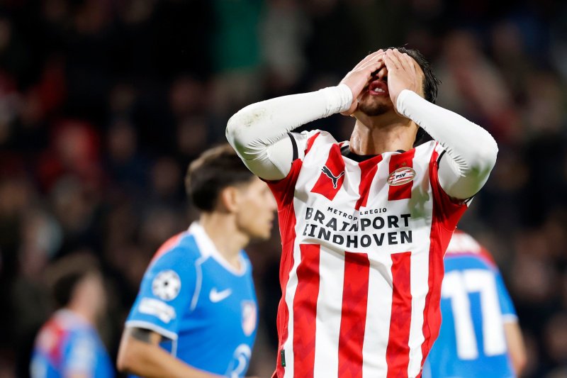 PSV-aanvaller Driouech lacht ongemakkelijk na zien megakans: Super dom natuurlijk