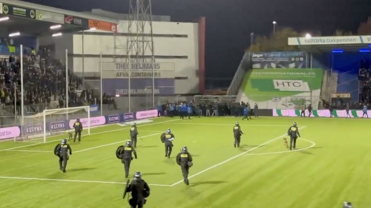 Het bekerduel tussen FC Den Bosch en ADO Den Haag werd gestaakt na hevige rellen in stadion De Vliert.