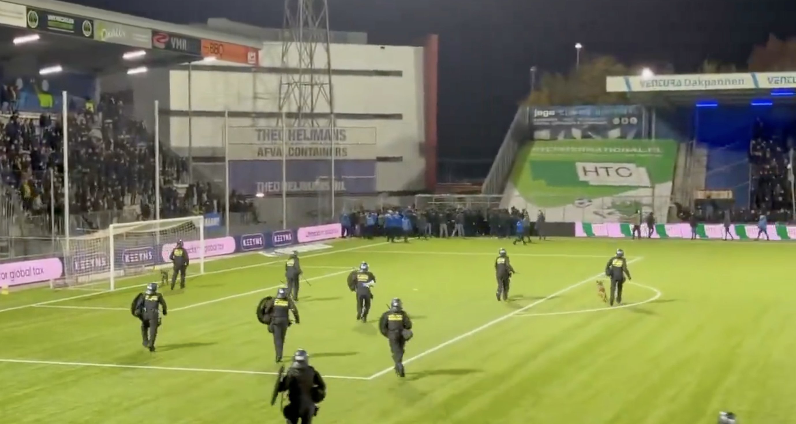 Het bekerduel tussen FC Den Bosch en ADO Den Haag werd gestaakt na hevige rellen in stadion De Vliert.