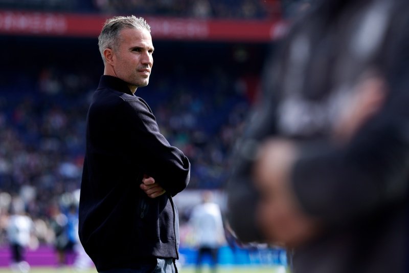 Robin van Persie langs de lijn bij het duel tussen Feyenoord en AZ