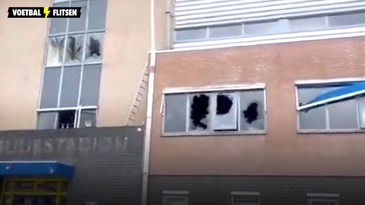 Gebroken ruiten en zichtbare schade aan het oude Cambuurstadion na de ongeregeldheden van zaterdagavond in Leeuwarden.           