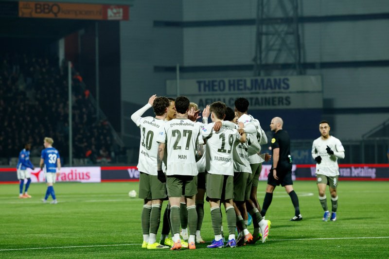 PSV-spelers vieren het doelpunt ingetogen