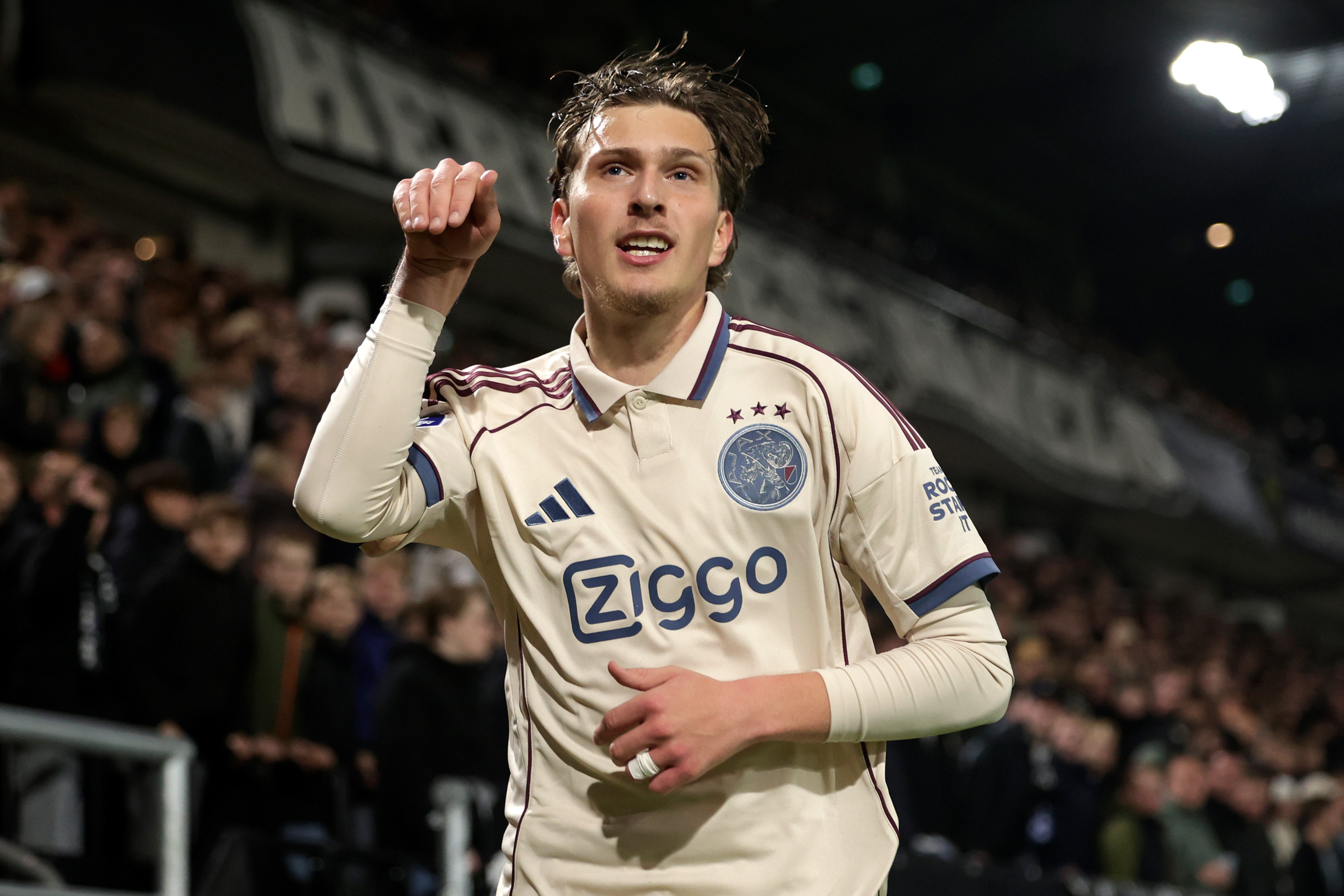 Mika Godts in actie voor Ajax, waar hij dit seizoen uitgroeit tot een van de uitblinkers in de Eredivisie.