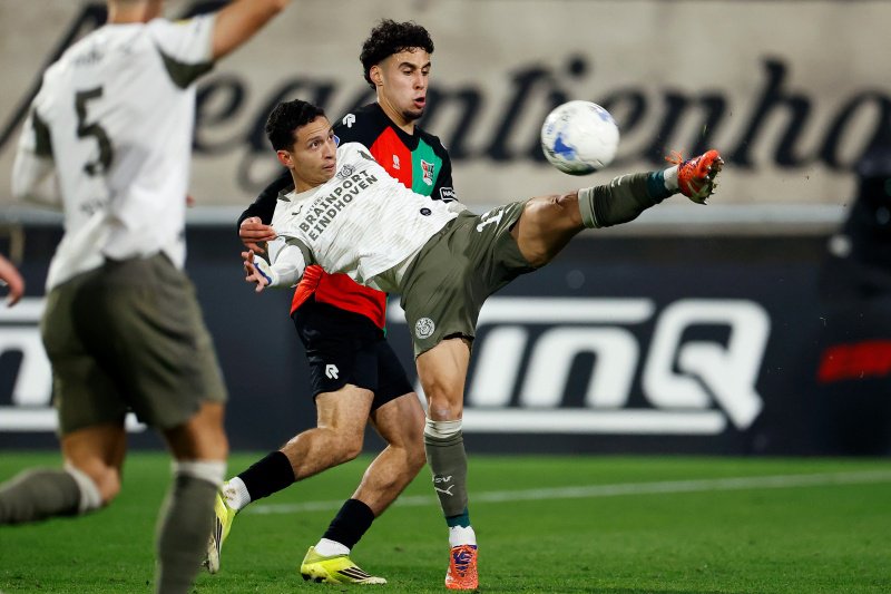 Mauro Junior in duel tegen NEC