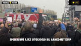 Spelersbus Ajax uitgejoeld bij aankomst bij de Kuip