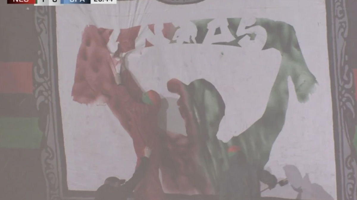 NEC-supporters schilderen live een spandoek op de tribune tijdens de wedstrijd tegen Sparta, een uniek moment dat met luid applaus werd ontvangen.