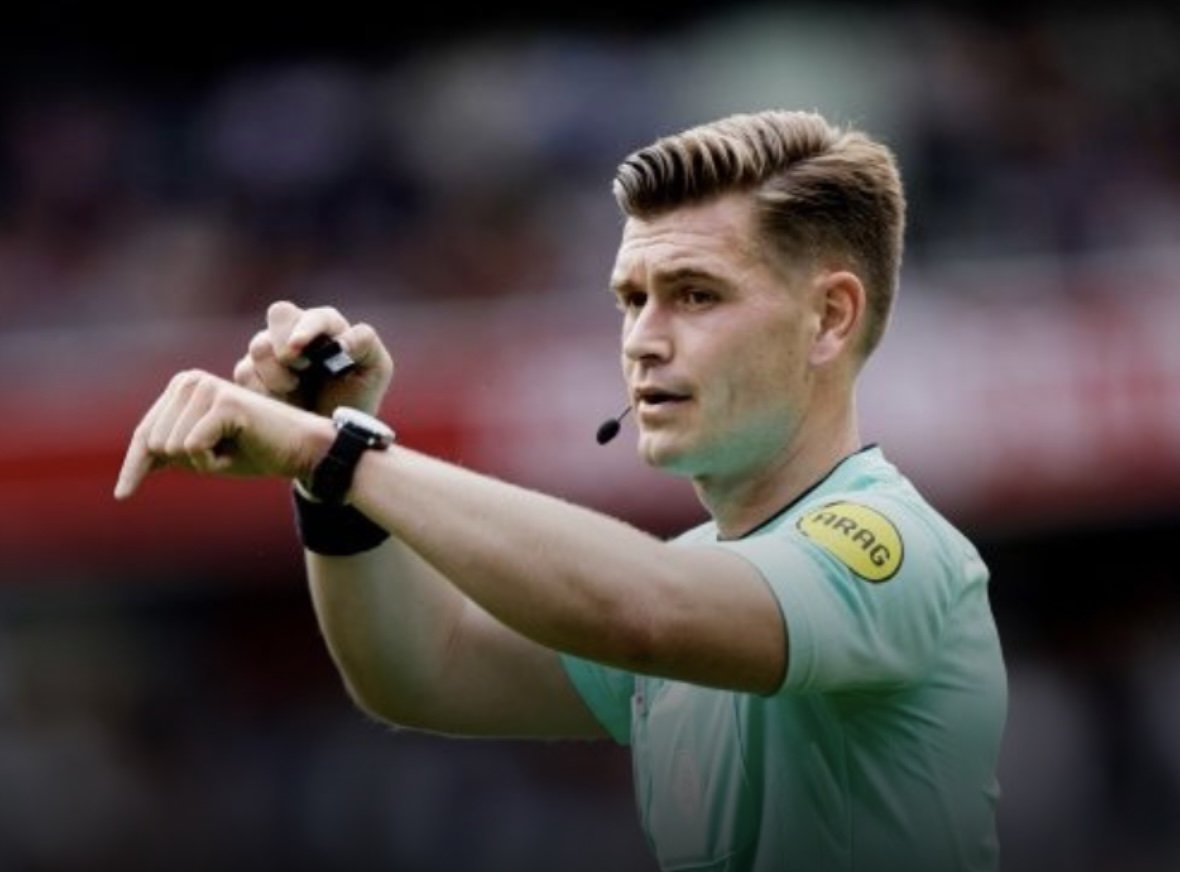 Door de transfer van Calvin Stengs naar Pisa mag scheidsrechter Joey Kooij weer wedstrijden van Feyenoord fluiten.