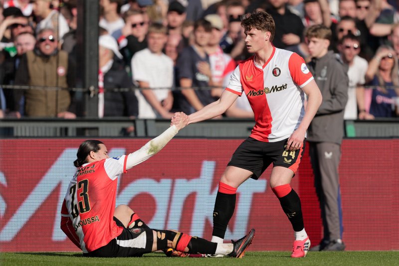 Hadj Moussa op de grond tijdens De Klassieker