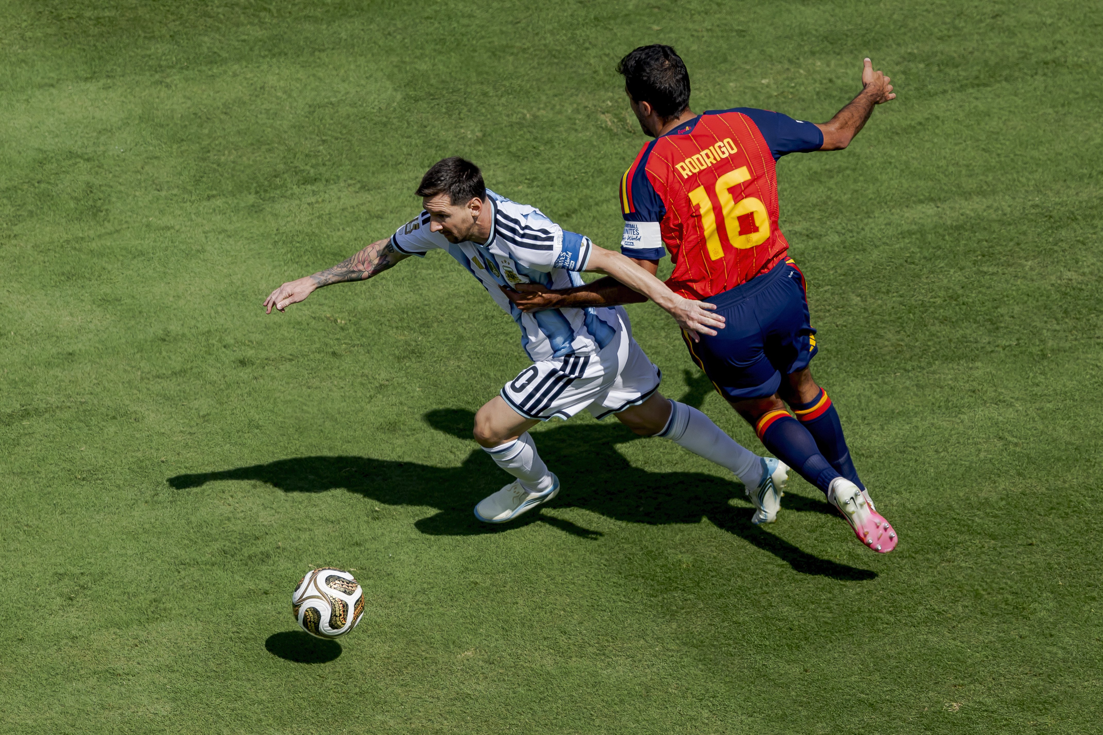 (L-R) Lionel Messi van Argentinië en Rodri van Spanje. De uitverkiezing van de Spaanse middenvelder tot beste speler van het WK 2026 leidde tot felle kritiek in Argentinië.