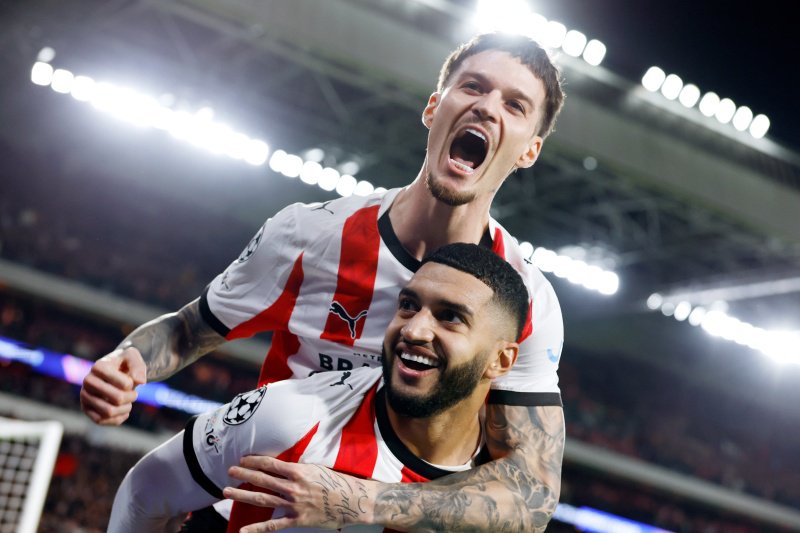 Dennis Man en Ismeal Saibari juichen na een goal tegen Napoli in de Champions League