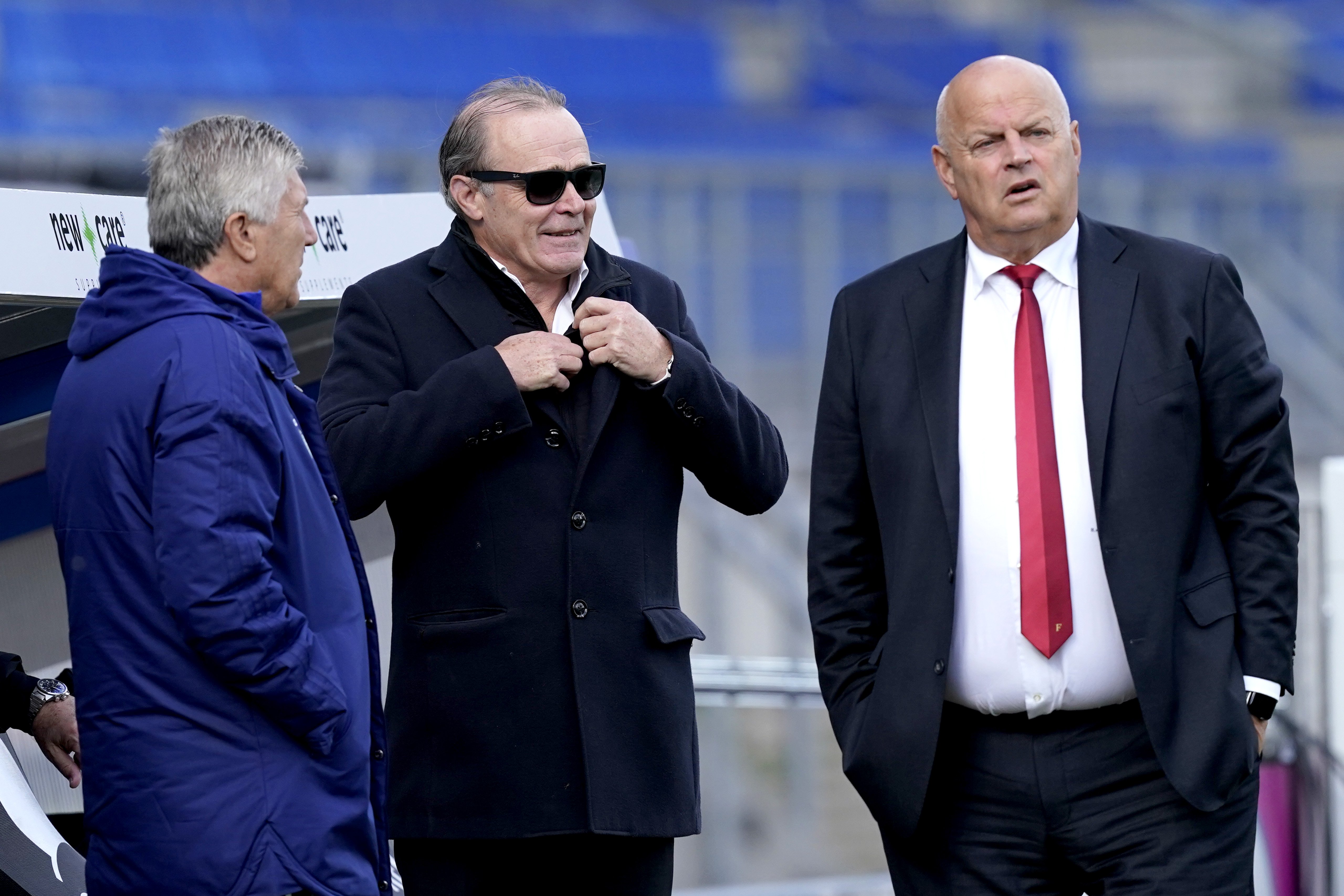Archiefbeeld uit zijn Feyenoord-periode: assistent-trainer Cor Pot, clubarts Casper van Eijck en teammanager Bas van Noortwijk samen op het trainingsveld in De Kuip.