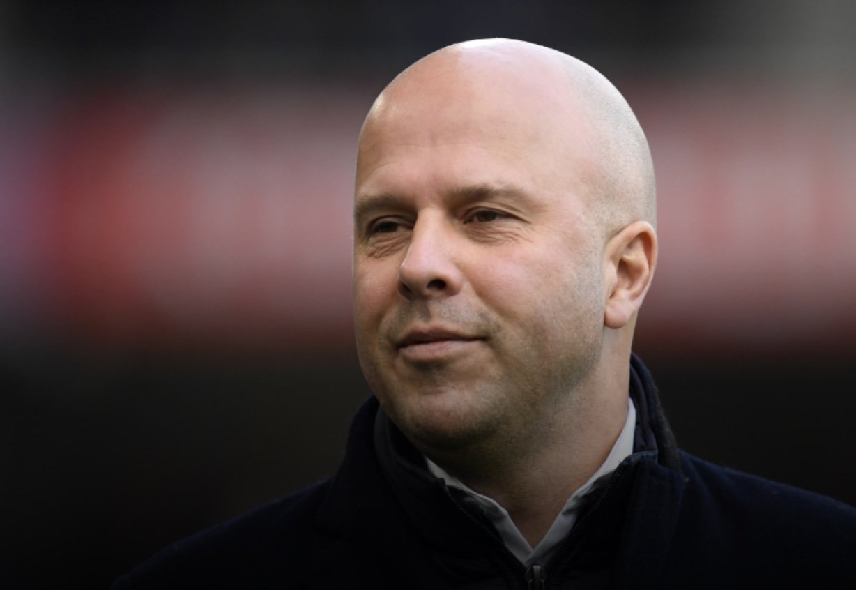 Arne Slot – hoofdtrainer van Liverpool, werd vorig seizoen kampioen in de Premier League en staat dit seizoen onder toenemende druk na een moeizame start.