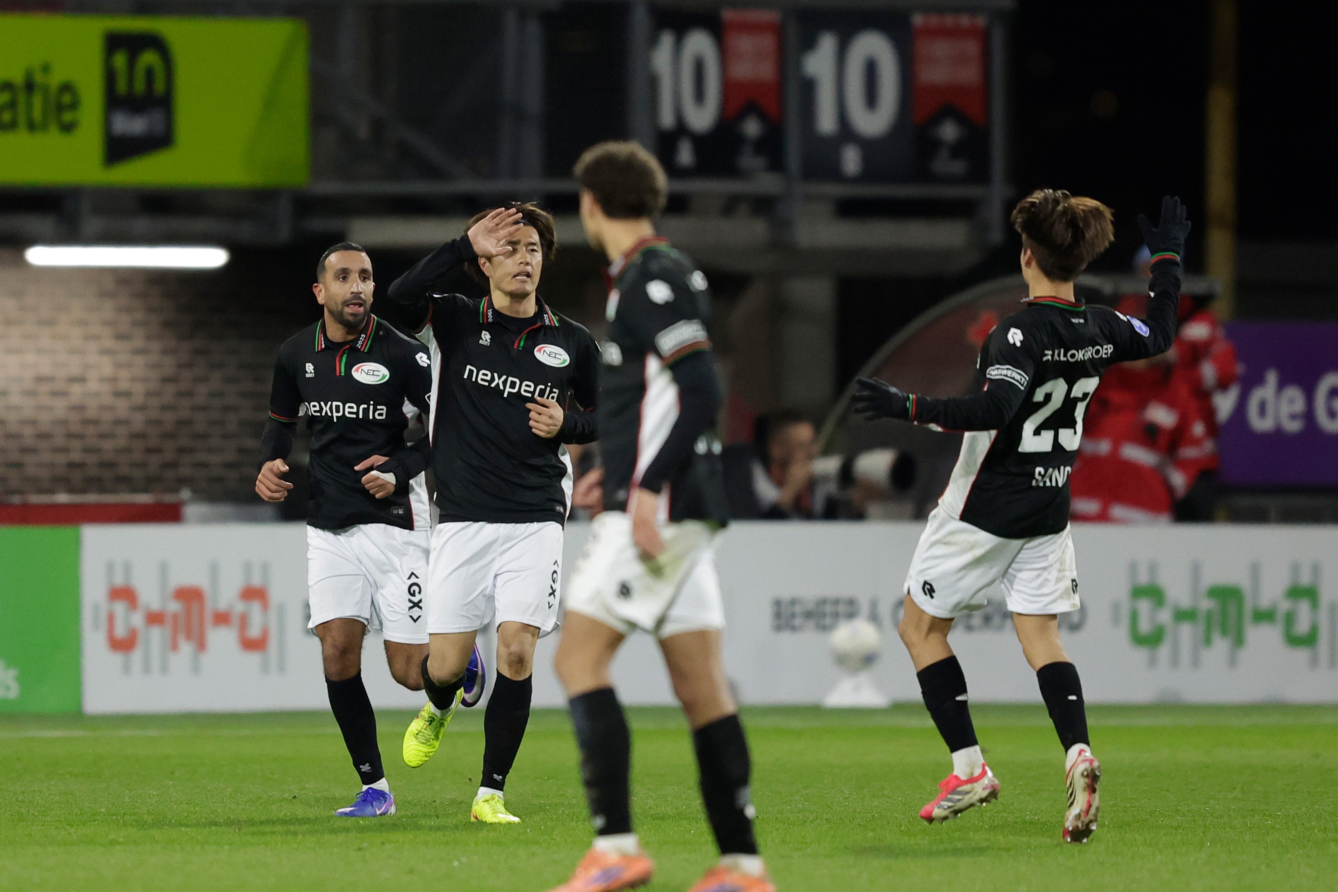 Youssef El Kachati, Koki Ogawa en Kodai Sano van NEC Nijmegen vieren de 1-1.