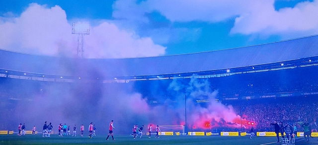 vuurwerk afgestoken bij knvb beker finale feyenoord nec