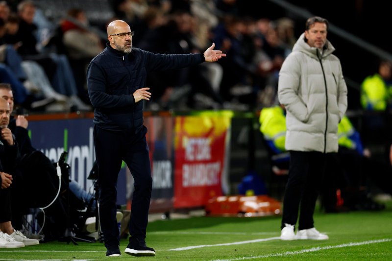 Peter Bosz stond langs de zijlijn tegen Heracles Almelo