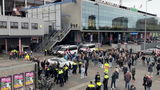 Kuip wacht op spelersbus Ajax (video). Feyenoord-supporters wachten spelers van Ajax op