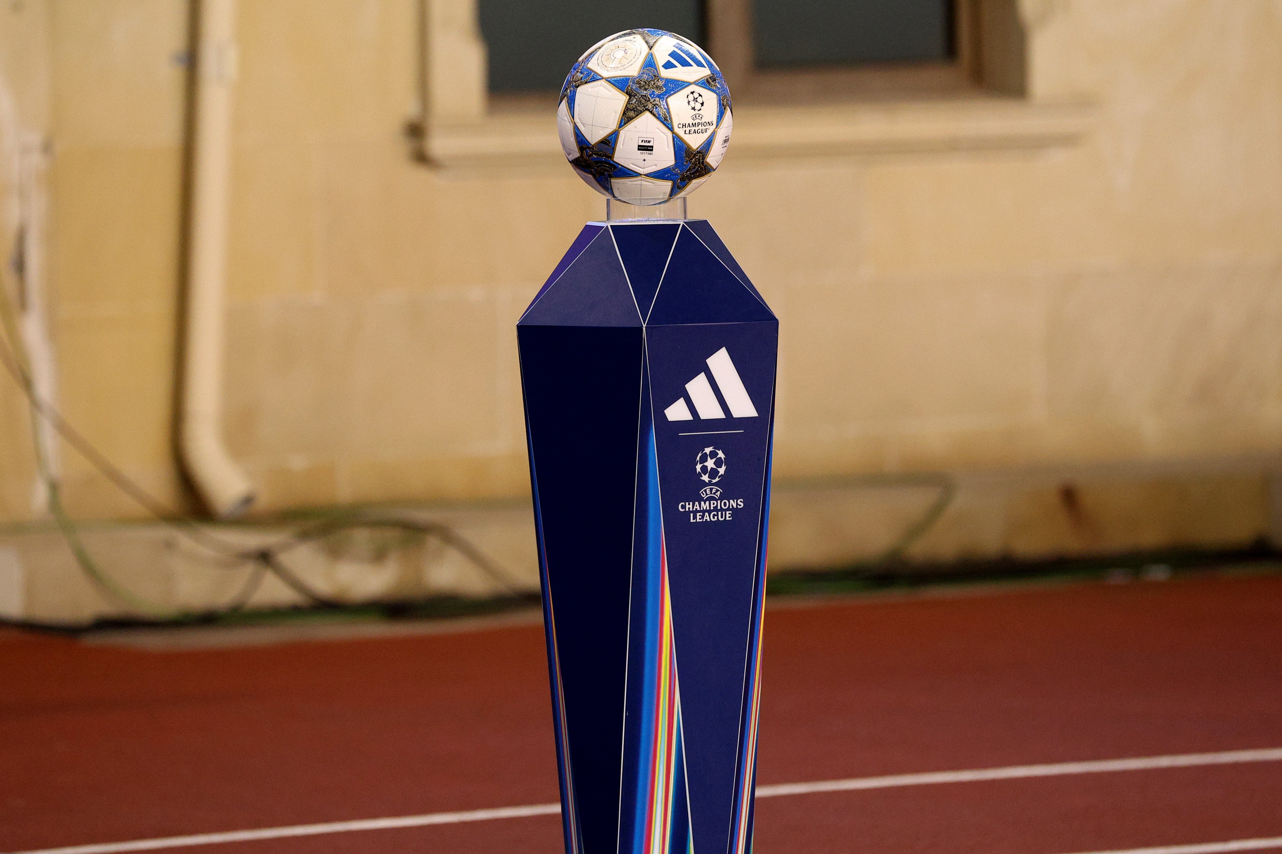 Sfeerfoto van de wedstrijdbal tijdens FK Qarabag - Ajax