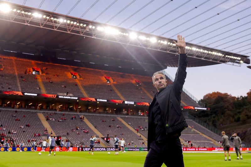 Francesco van Persie? Feyenoord-fans woest na zeven wissels in Braga