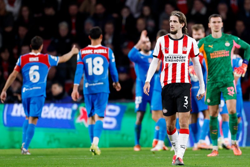 Late goal van Pepi biedt glans aan chaotische nederlaag van PSV tegen Atletico