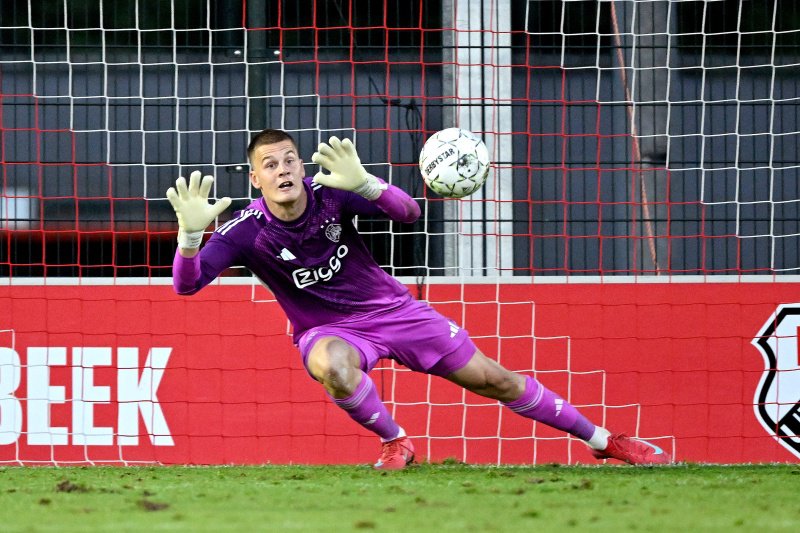 19-jarige Ajax-keeper schrijft geschiedenis met bizarre penaltyshow