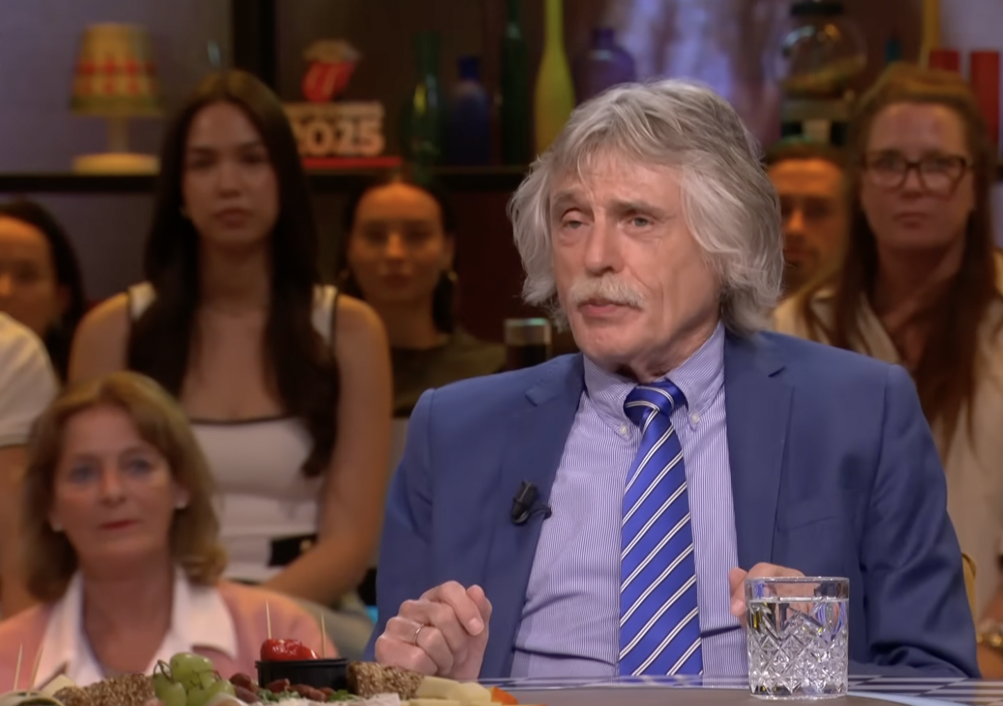 Johan Derksen neemt het op voor Wilfred Genee en spreekt van 'groot onrecht' na de ophef die ontstond door beelden van RoddelPraat.