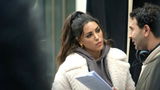 Op de set is Yolanthe gefocust en professioneel, maar in Nederland stelt Johan Derksen zich hardop de vraag waarom ze überhaupt een Netflix-serie heeft.