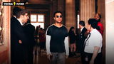 Sergino Dest loopt de zaal binnen waar de Fashion Week is