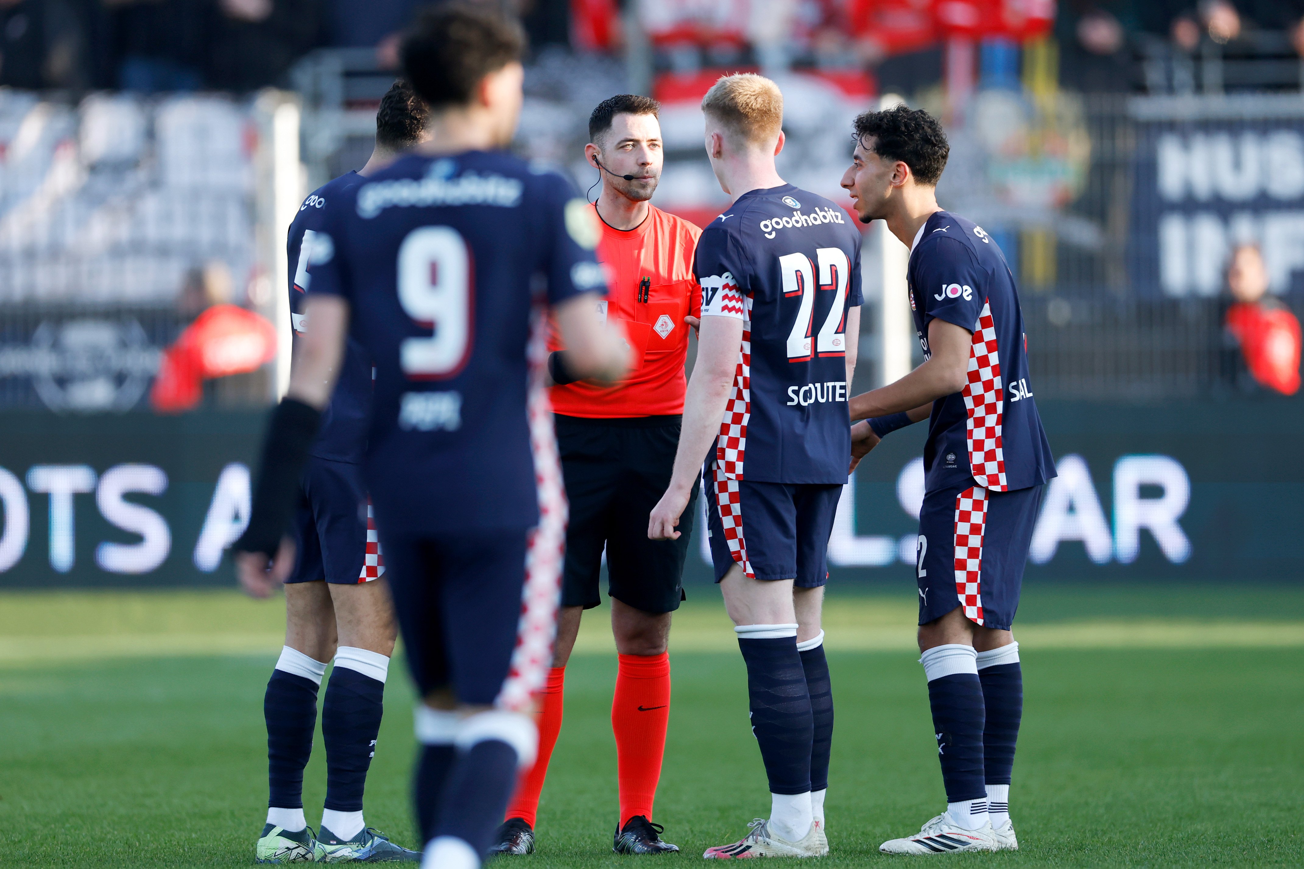 Nagtegaal deelt de rode kaart uit na advies van de 4e official