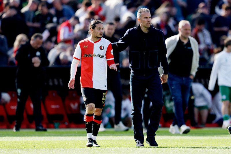 Robin van Persie en Anis Hadj-Moussa bij rust