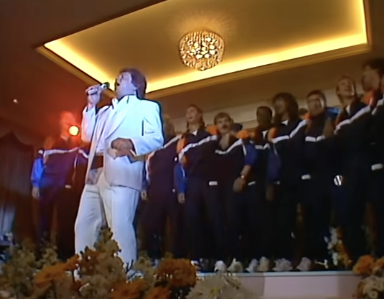 André Hazes zingt ‘Wij houden van Oranje’ voor de selectie van het Nederlands elftal tijdens de historische EK-zomer van 1988. Het nummer groeide uit tot hét supporterslied van Oranje.