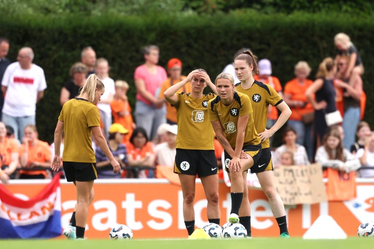Trainen tegen weerstand: Tijdens een intensieve training leggen de Oranje-vrouwen de lat hoog, in aanloop naar het EK – soms zelfs met oefenduels tegen jongensteams.