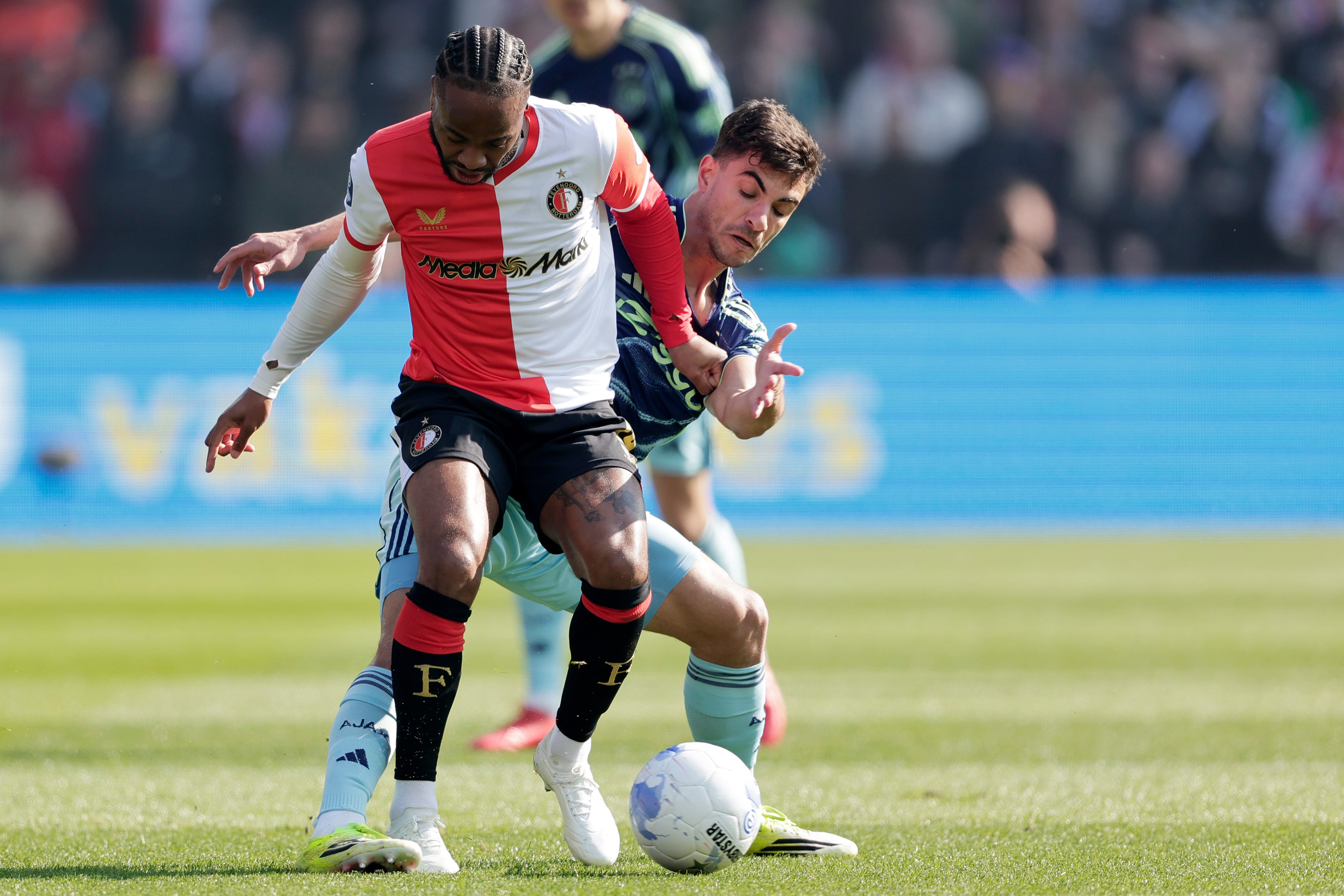 Sterling weet nog geen indruk te maken in een Feyenoord-shirt