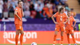 Blikken zeggen genoeg: frustratie en ongeloof bij de Oranje Leeuwinnen na een regelrechte afstraffing tegen  Engeland