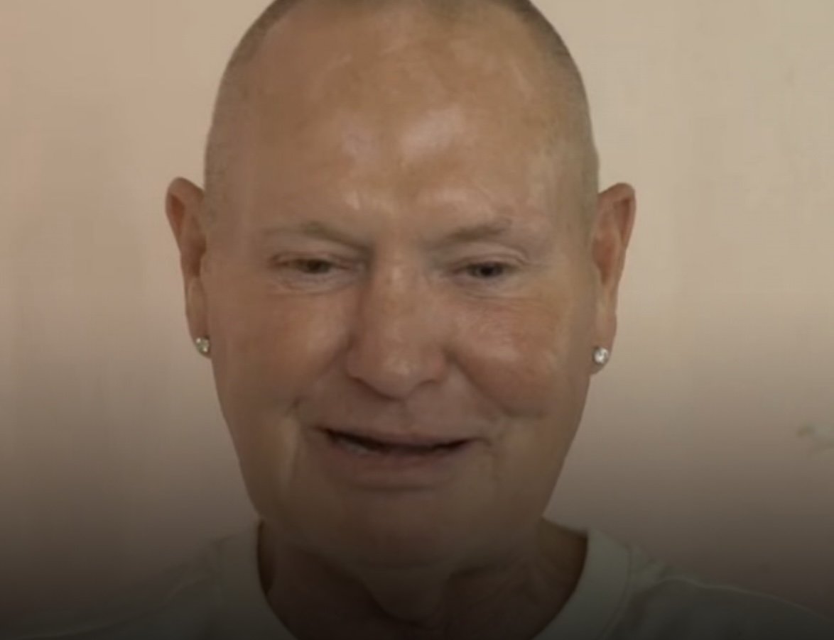 Paul Gascoigne herstellende in het ziekenhuis na spoedopname, omringd door steun van vrienden en familie.