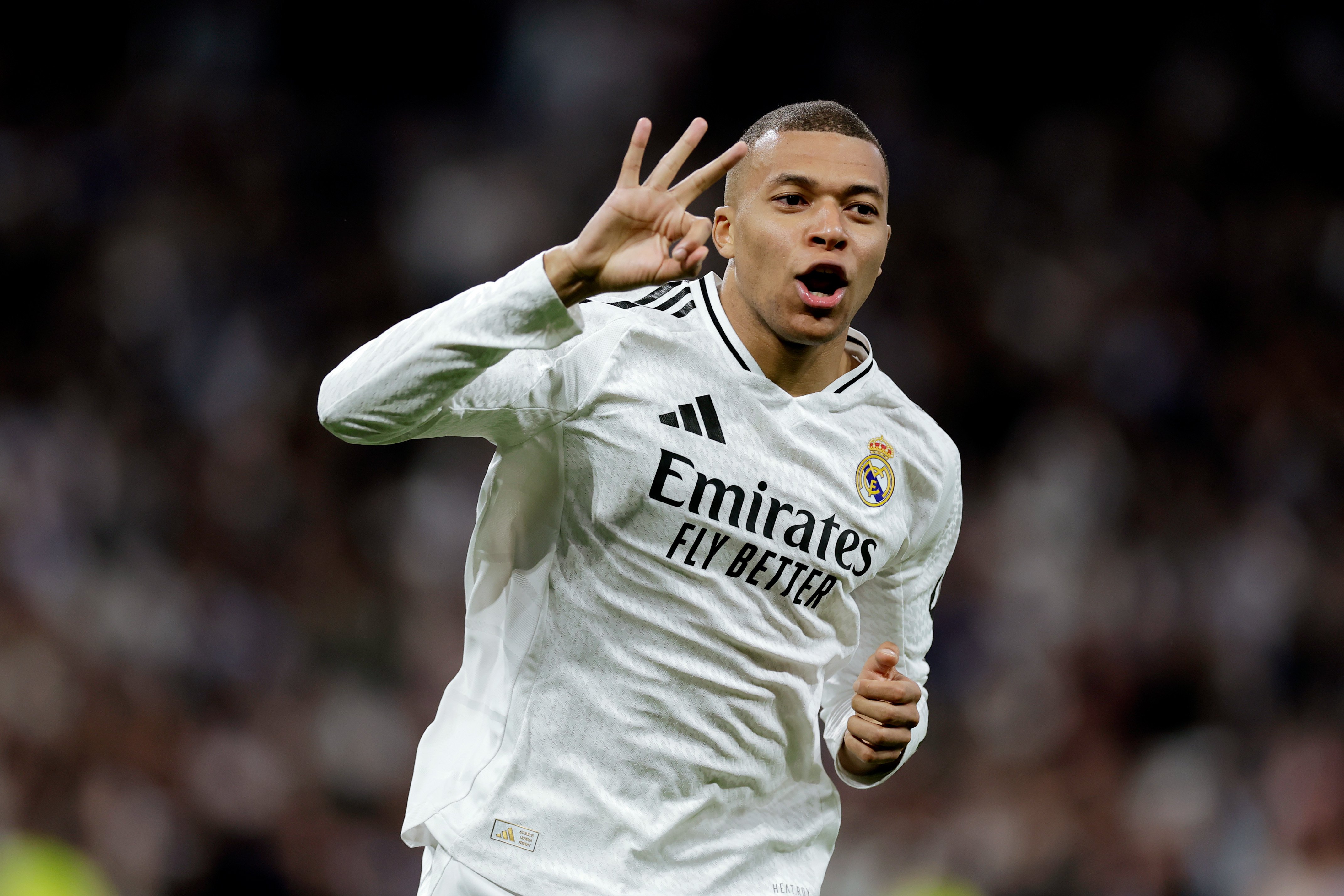 Kylian Mbappé in het shirt van Real Madrid. De Franse sterspeler won een rechtszaak tegen Paris Saint-Germain en krijgt miljoenen euro’s uitgekeerd.